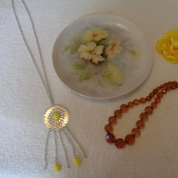 VINTAGE RETRO YELLOW FLOWERS PLATE & 2 NEW NECKLACES STYLED OLD LOT - Picture 2 of 7